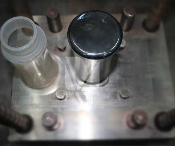 硅膠奶瓶液態(tài)硅膠模具二